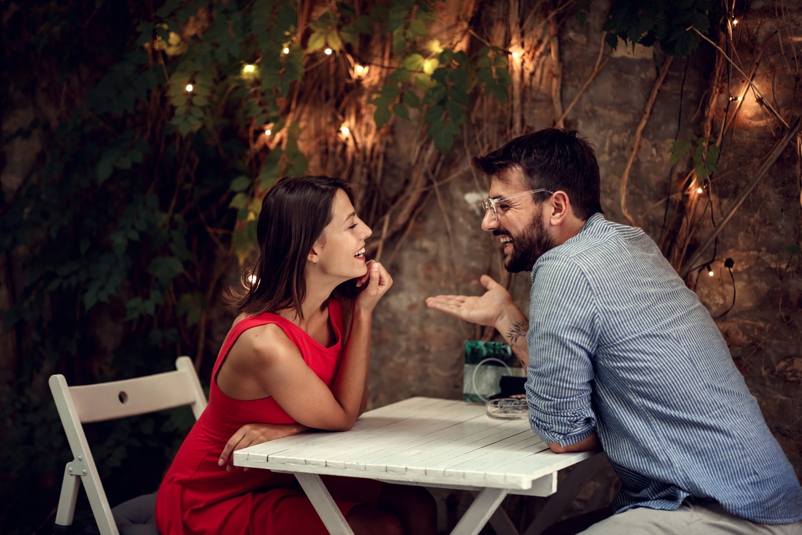 couple souriant flirtant près de la table