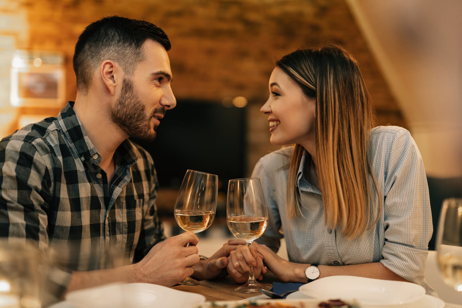 encantadora pareja hablando durante la cena