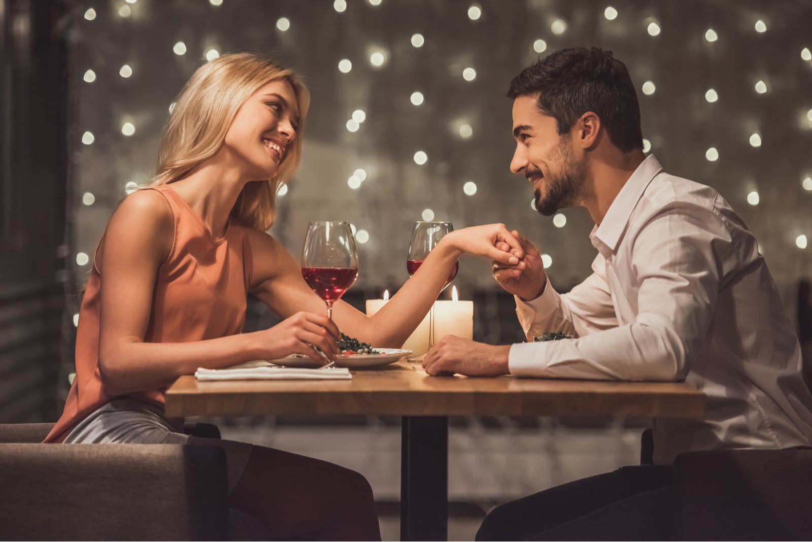 man complimenting woman in restaurant