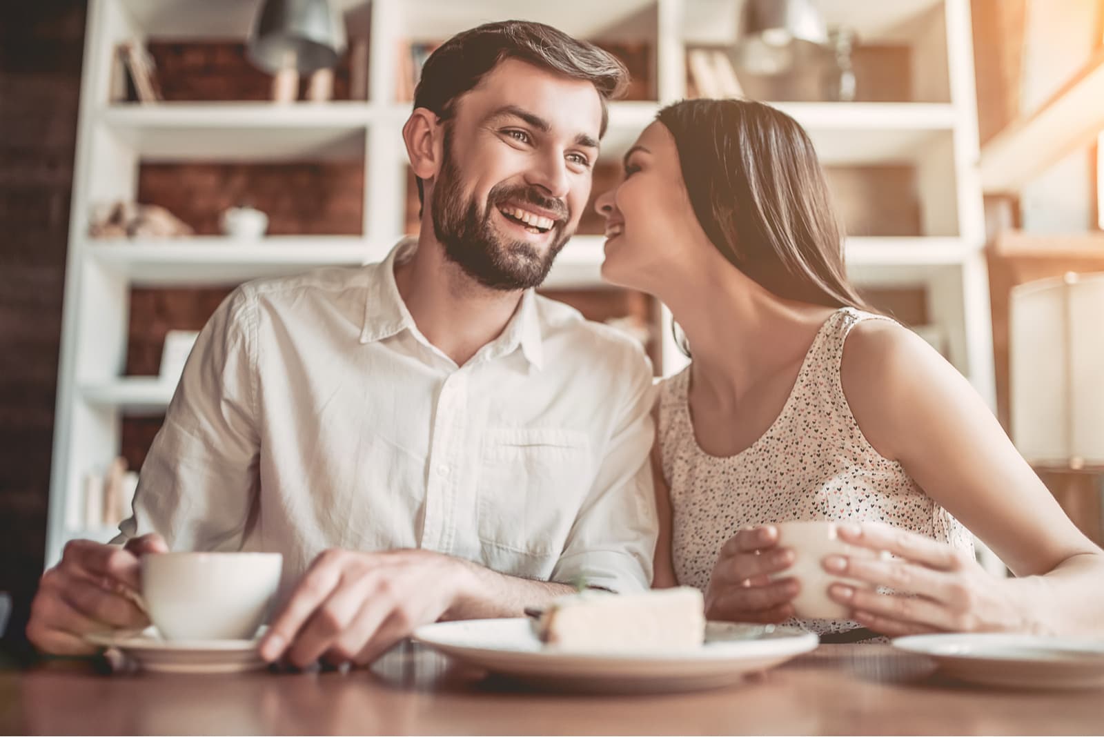 hombre sonriente mujer que escucha