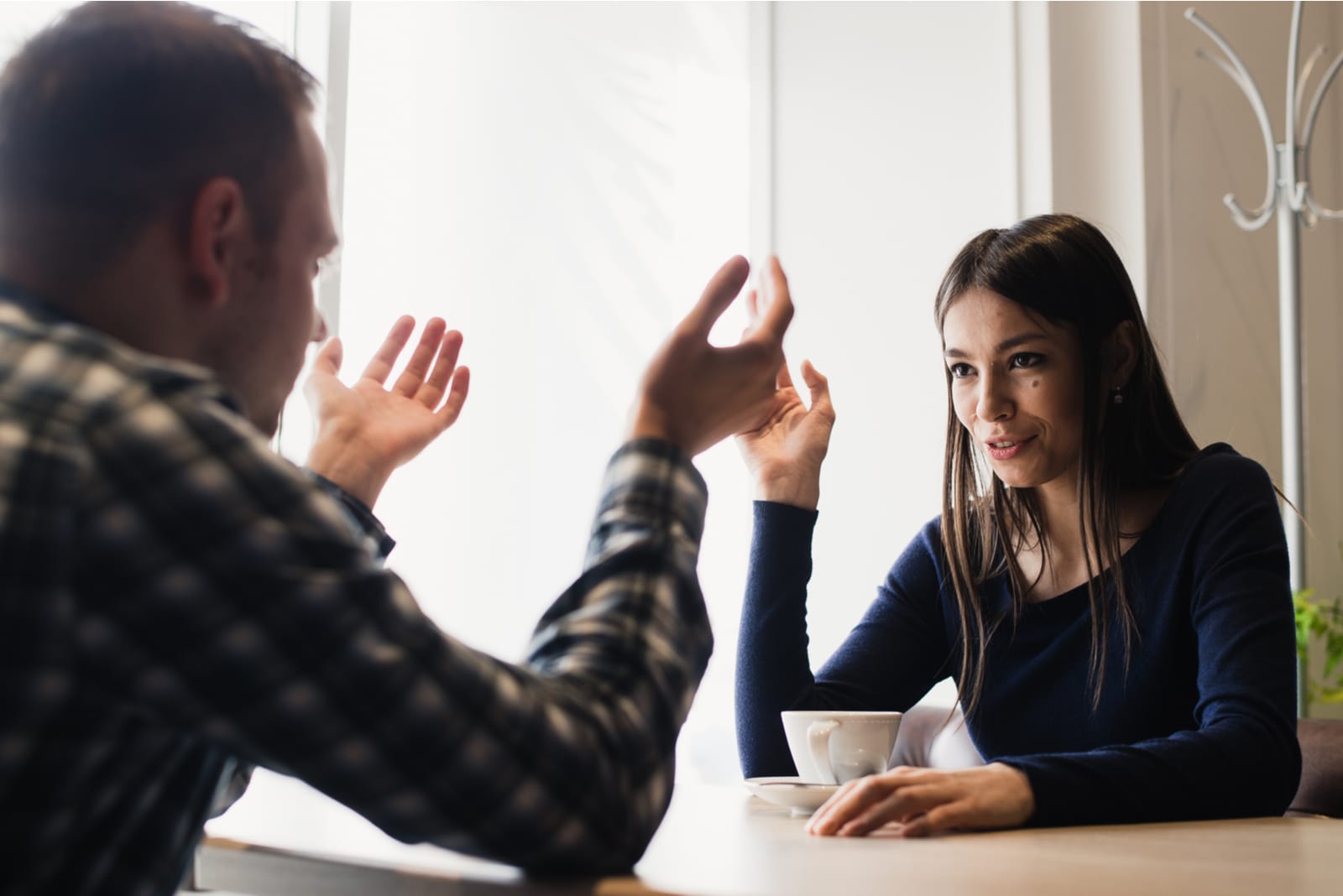 mujer joven hablando con un hombre 