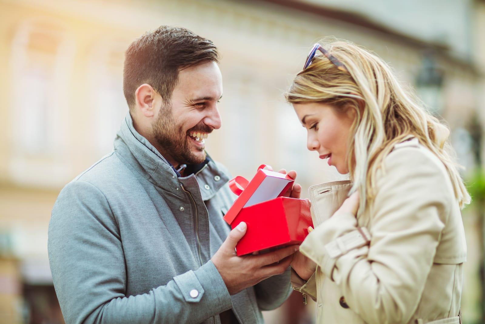 hombre haciendo un regalo a la mujer