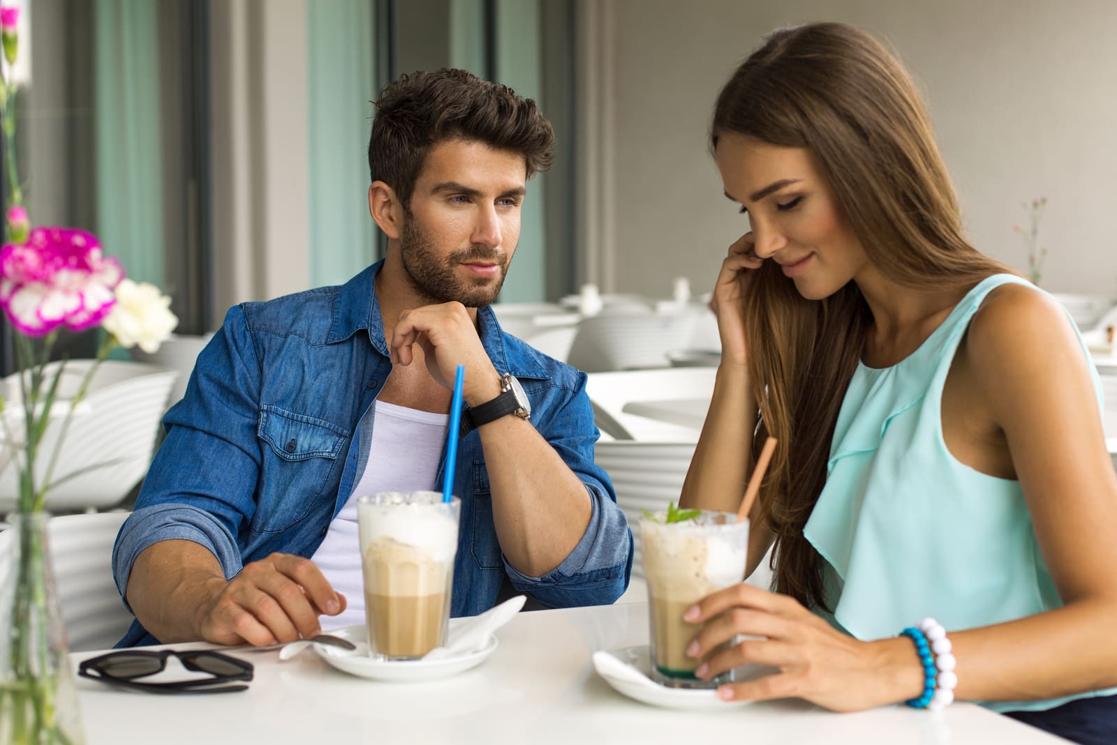 man flirting with young woman in a cafe